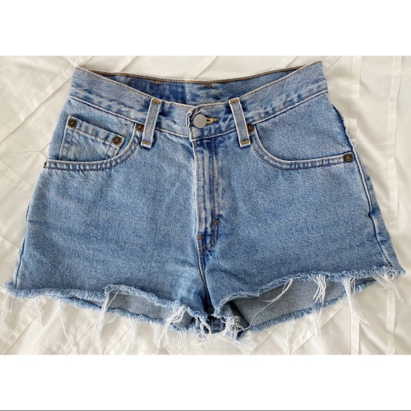 ❌SOLD❌ RARE VINTAGE LEVI’S Med Wash Cut Off Shorts - Picture 3 of 3